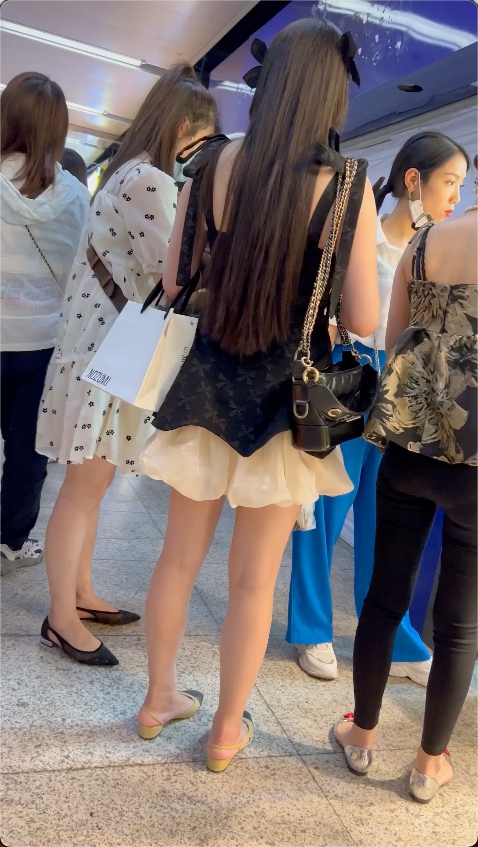 抄底偷拍美女